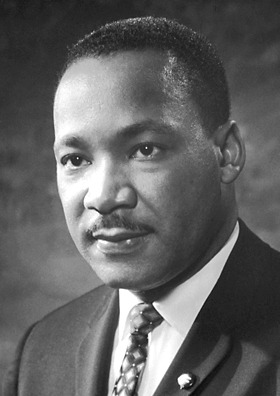Martin Luther King Jr. (n.15 ianuarie 1929, Atlanta, Georgia - d. 4 aprilie 1968, Memphis, Tennessee) a fost un pastor baptist nord-american, activist politic, cunoscut mai ales ca luptător pentru drepturile civile ale persoanelor de culoare din Statele Unite ale Americii - foto preluat de pe ro.wikipedia.org