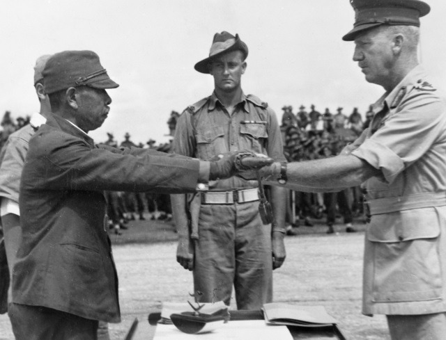 Capitularea Japoniei (2 septembrie 1945) - Comndantul armatei a 18-a japoneze din Npua Guinee, predându-şi sabia comandantului diviziei a 6-a australiene - foto preluat de pe ro.wikipedia.org