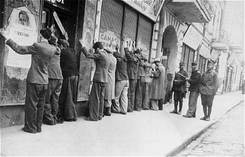 Pogromul de la Iași - (27 - 29 iunie 1941) - Evrei arestați de jandarmi români, Iași, 27 iunie 1941 - foto preluat de pe ro.wikipedia.org