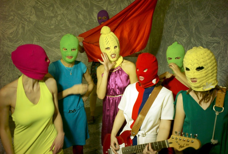 Pussy Riot este o formație feministă de punk rock din Moscova. Înființată în august 2011, aceasta organizează spectacole provocatoare despre viața politică din Rusia în locuri neobișnuite, cum ar fi pe acoperișul unui troleibuz sau pe o schelă aflată la metroul din Moscova - (Pussy Riot in ianuarie 2012) - foto Igor Mukhin, preluat de pe ro.wikipedia.org