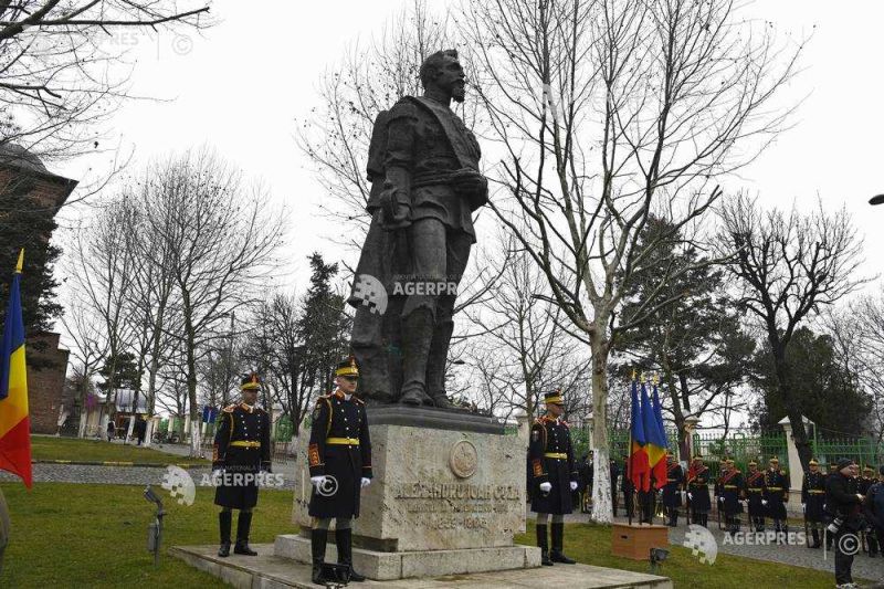 Ceremonia de depunere de coroane de flori la Monumentul Domnitorului Alexandru Ioan Cuza, pe Dealul Patriarhiei Romane, organizata de Ministerul Apararii Nationale, in cadrul manifestarilor prilejuite de sarbatorirea a 164 de ani de la Unirea Principatelor Romane (2023-01-24) - foto preluat de pe agerpres.ro