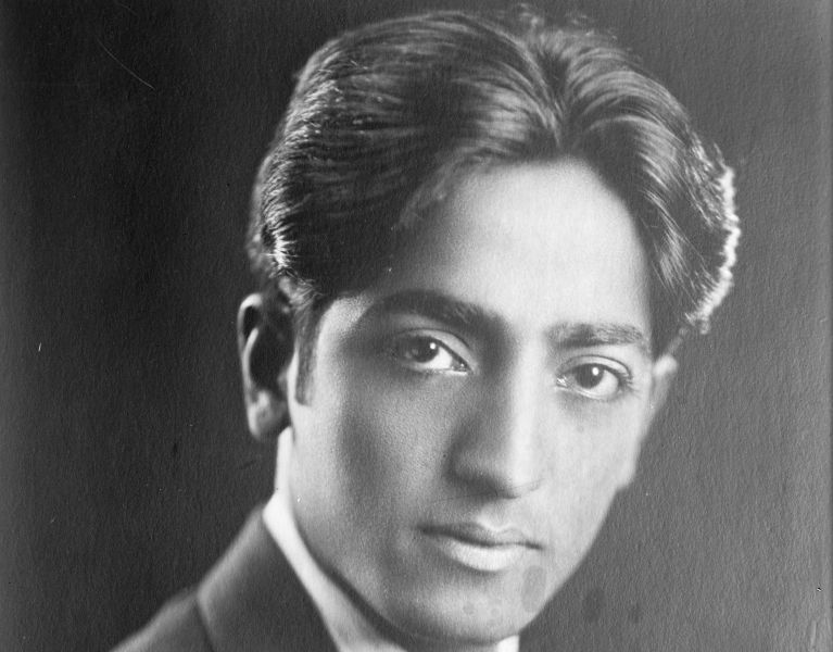 Jiddu Krishnamurti (n.12 mai 1895 Madanapalle, India - 17 februarie 1986, Ojai, California, Statele Unite) a fost un filozof și predicator spiritual indian, care, începând din anii 1920 a activat mai ales în Statele Unite, în Marea Britanie și în India natală - foto preluat de pe ro.wikipedia.org