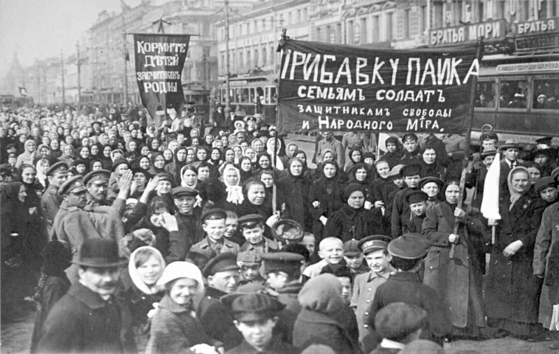 Revoluția din Februarie (23 februarie/8 martie – 3 marte/16 martie 1917) parte din Revoluția Rusă din 1917 (23 februarie/8 martie 1917 - 26 octombrie/8 noiembrie 1917) - Muncitorii fabricii Putilov protestând în stradă,
8 March [O.S. 23 February] - foto preluat de pe en.wikipedia.org