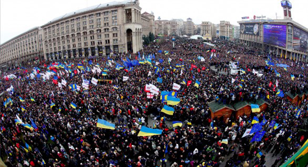 mass-demonstration-in-euromaidan-586x319