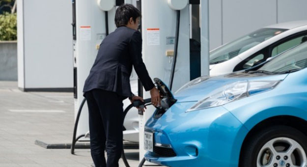 nissan_leaf_man_charging_japan_53926700-586x319