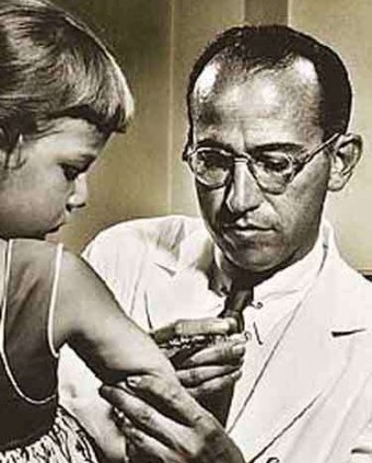 Jonas Edward Salk (n. New York City, New York, SUA, 28 octombrie 1914 - d. La Jolla, California, SUA, 23 iunie 1995) a fost un medic virusolog american, creatorul vaccinului contra poliomielitei - foto: cersipamantromanesc.wordpress.com