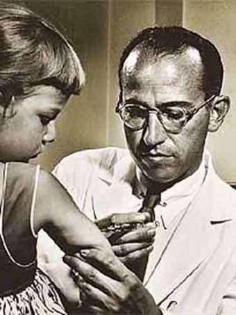 Jonas Edward Salk (n. New York City, New York, SUA, 28 octombrie 1914 - d. La Jolla, California, SUA, 23 iunie 1995) a fost un medic virusolog american, creatorul vaccinului contra poliomielitei - foto: cersipamantromanesc.wordpress.com