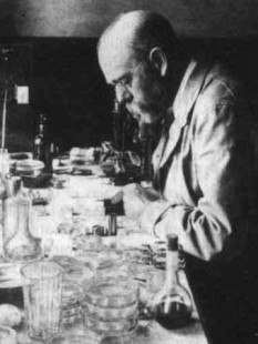 Robert Koch (n. 11 decembrie 1843, Clausthal, Saxonia Inferioară – d. 27 mai 1910, Baden-Baden) a fost un bacteriolog german. A studiat la Göttingen, avându-l ca profesor pe Jacob Henle care afirma în 1840 că rănile sunt infectate de niște organisme parazite - foto: cersipamantromanesc.wordpress.com