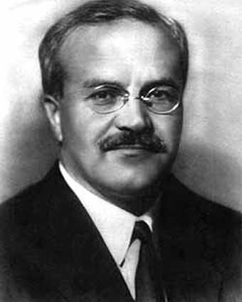 Viaceslav Mihailovici Molotov (calendarul iulian)/9 martie 1890 (calendarul gregorian) – 8 noiembrie 1986), sovietic politician și diplomat, a fost unul dintre cei mai importanți conducători ai guvernului sovietic, începând din deceniul al treilea al secolului trecut, când a fost propulsat la putere de către protectorul său, Stalin, până în deceniul al șaselea, când a fost destituit din toate funcțiile de Nikita Hrușciov. A fost principalul semnatar, din partea sovietică, al pactului de neagresiune sovieto-german din 1939 - foto preluat de pe cersipamantromanesc.wordpress.com