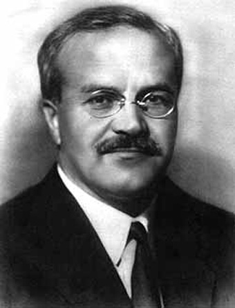Viaceslav Mihailovici Molotov (calendarul iulian)/9 martie 1890 (calendarul gregorian) – 8 noiembrie 1986), sovietic politician și diplomat, a fost unul dintre cei mai importanți conducători ai guvernului sovietic, începând din deceniul al treilea al secolului trecut, când a fost propulsat la putere de către protectorul său, Stalin, până în deceniul al șaselea, când a fost destituit din toate funcțiile de Nikita Hrușciov. A fost principalul semnatar, din partea sovietică, al pactului de neagresiune sovieto-german din 1939 - foto preluat de pe cersipamantromanesc.wordpress.com