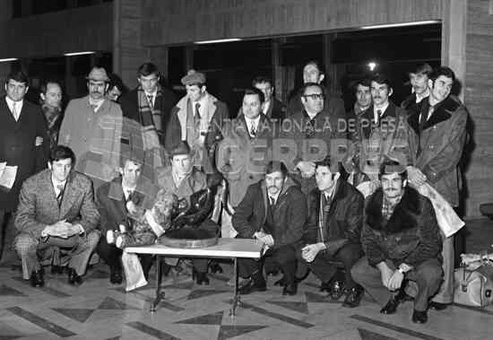 Sosirea pe aeroport a echipei naționale de handbal a României, după câștigarea celei de-a VIII-a ediții a Campionatului Mondial de Handbal Masculin desfășurat în RDG - foto: (c) Cornel Mocanu/ Agerpres Arhiva