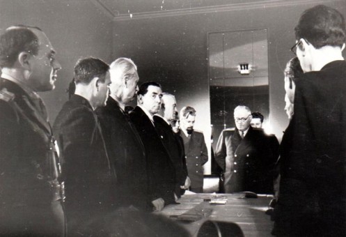 Gheorghe Gheorghiu Dej, P.Groza, Gh. Tătărescu, ş.a.în vizită la Legaţia Sovietică (Pavlov Bogdenco, A.I.Vişinschi), cu prilejul reunirii Nordului Transilvaniei cu România (11 martie 1945) - foto: „Fototeca online a comunismului românesc”, Cota: 102/1945(98/1945)(97/1945)