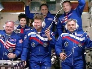 Primul echipaj de astronauţi care va petrece un an pe Staţia Spaţială Internaţională a sosit pe avanpostul spaţial