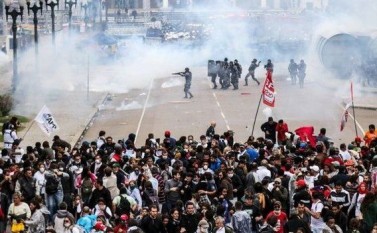 Poliţiştii brazilieni folosesc gloanţe de cauciuc împotriva profesorilor manifestanţi din oraşul Curitiba. (Captură Foto) - epochtimes-romania.com