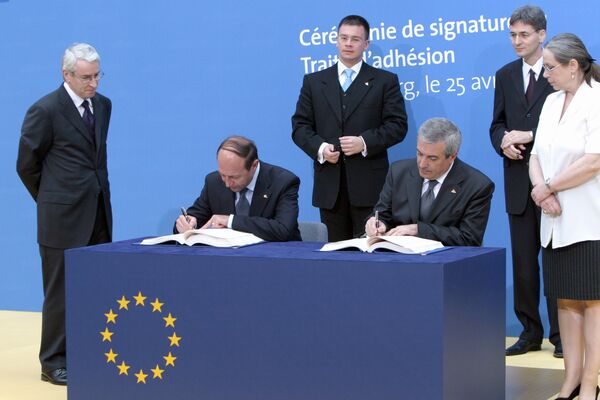 Traian Băsescu semnează, alături de premierul Călin popescu-Tăriceanu, Tratatul de Aderare la UE. 25 aprilie 2005, abația Neumunster din Luxemburg - foto: fluierul.ro