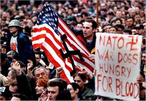 8 aprilie 1999: Mii de persoane au format scuturi umane pe trei poduri din Belgrad si Novi Sad pentru a le proteja impotriva raidurilor NATO - foto: libertatea.ro