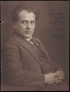 Nicolae Tonitza (n. 13 aprilie 1886, Bârlad - d. 26 februarie 1940, București) a fost un pictor și grafician român, interpret al "tristețelor luxuriant colorate" și al unor sincere simțăminte de revoltă mocnită și îndelung resemnată - in imagine, Nicolae Tonitza în 1927 - foto: ro.wikipedia.org