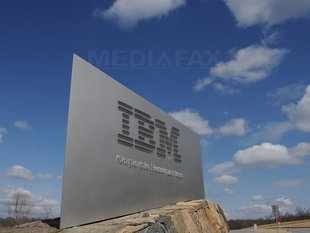 IBM, acronim din engleză de la International Business Machines, este o corporație americană producătoare de tehnologie avansată. Sediul companiei se află la Armonk, New York; are filiale în numeroase țări de pe glob. Compania s-a făcut cunoscută prin poziția sa de lider în domeniu între anii 1950 și 1980 (prin sisteme de calculatoare precum IBM 1490 și IBM 7000, precum și prin inventarea discului dur) și prin dezvoltarea în 1981 a microcalculatorului IBM PC, strămoșul calculatoarelor personale de astăzi, bazate pe arhitectura Intel x86. De-a lungul anilor 1980 a participat, alături de diverse alte companii, la dezvoltarea de software pentru arhitectura PC, printre care împreună cu compania Microsoft pentru MS-DOS și OS/2. IBM este, de asemenea, unul din liderii fabricării microchipurilor, dintre care cele mai performante pe plan mondial au fost cele de 64-bit care au echipat computerele firmei Apple între 2002 și 2005, cunoscute sub numele de cod Power G5 sau PowerPC 970. Cu toate acestea, în anul 2005, firma IBM și-a vândut divizia de calculatoare personale constructorului chinez Lenovo, care a anunțat că va continua și comercializarea de calculatoare IBM sub propriul nume. Tranzacția a stat la un moment dat sub semnul întrebării, fiind nevoie de aprobarea guvernului american, care a decis că această tranzacție nu impietează asupra securității Statelor Unite ale Americii. Compania IBM continuă să se axeze pe piața supercalculatoarelor, serverelor și a sistemelor integrate pentru afaceri medii și mari, contribuind și la dezvoltarea sistemului de operare Linux. Acțiunile IBM sunt notate în indexul bursier american Dow Jones. IBM a dovedit de-a lungul anilor o inventivitate și putere de creație enormă, pe cele mai diverse domenii științifice și tehnologice. Câteva invenții IBM: tehnologia benzii magnetice (folosită la carduri) și codul universal al produselor (codul de bare) - foto: cersipamantromanesc.wordpress.com