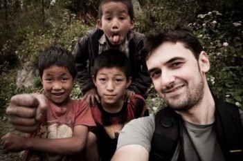 Alex Găvan lansează campania Bucurie pentru Nepal / FOTO: http://alexgavan.ro/nepal/