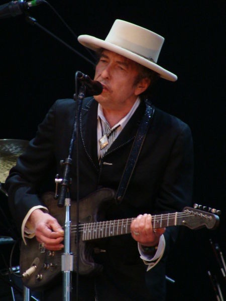 Bob Dylan (născut ca Robert Allen Zimmerman, n. 24 mai 1941,Duluth, Minnesota, SUA) este un cântăreț, compozitor, muzician și poet american ale cărui contribuții în muzica americană sunt comparabile, în faimă și influență, cu cele ale lui Stephen Foster, Irving Berlin, Woody Guthrie și Hank Williams - (Bob Dylan at Azkena Rock Festival in Vitoria-Gasteiz, Spain, in June 2010) - foto preluat de pe en.wikipedia.org