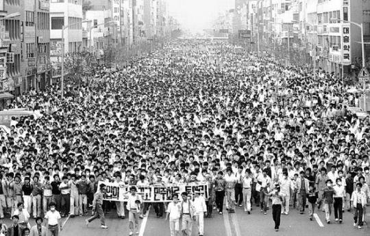 18 mai 1980: Studenții din Gwangju, Coreea de Sud încep demonstrațiile, cerând reforme democratice - foto preluat de pe koreabang.com