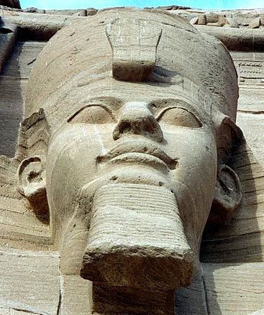 Ramses al II-lea (cunoscut ca Ramses cel Mare) a fost al treilea faraon al celei de-a XIX-a Dinastii a Egiptului, Noul Regat. Este considerat cel mai cunoscut și cel mai mare faraon al Egiptului antic - in imagine, Statuia lui Ramses al II-lea de la Abu Simbel - foto preluat de pe ro.wikipedia.org