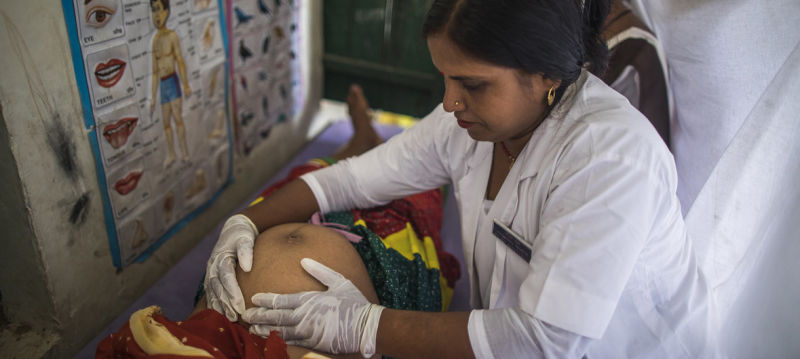 UNICEF/Vishwanathan - An Auxiliary Nurse Midwife performs critical ante-natal services in Shrawasti, India - foto preluat de pe news.un.org
