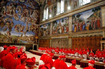 Capela Sixtină este capela palatului papal din Vatican și este una din cele mai faimoase comori artistice ale Europei. A fost construită între anii 1472 și 1483, în timpul pontificatului papei Sixtus al IV-lea, de unde îi provine numele
foto: cugetliber.ro