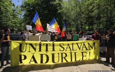 Protestul din zona cascadei Lolaia. FOTO: Daniel Guţă. ADEVĂRUL.