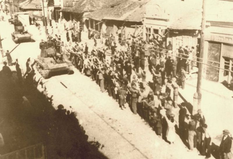 Intrarea tancurilor T-26 ale armatei sovietice în Basarabia în uralele populației locale prosovietice - foto preluat de pe ro.wikipedia.org