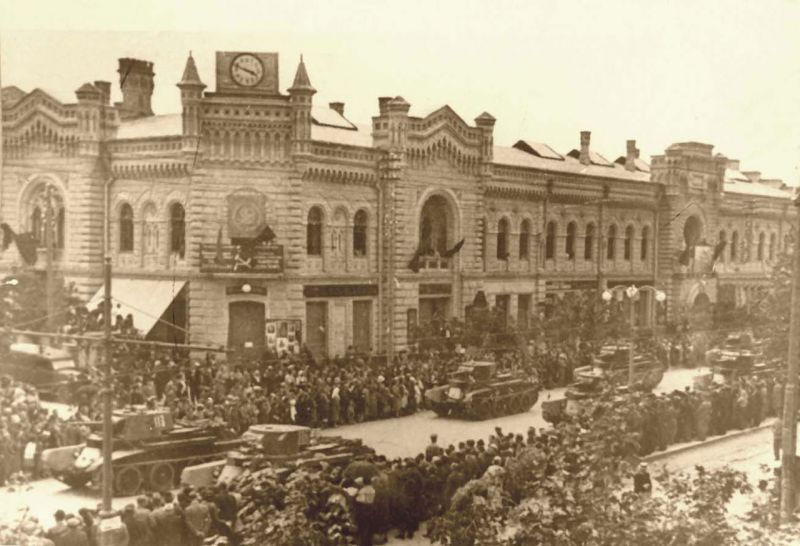 Defilarea tancurilor BT-7 ale armatei sovietice în Chișinău pe 4 iulie 1940 - foto preluat de pe ro.wikipedia.org