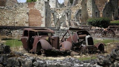 A photo taken on June 10, 2006 shows the remains of cars at the partially destroyed village of Oradour-sur-Glane, south-western France, where a German SS Nazi troops massacred 642 people on June 10, 1944. (AFP Photo / Olivier Laban-Mattei) - foto - rt.com