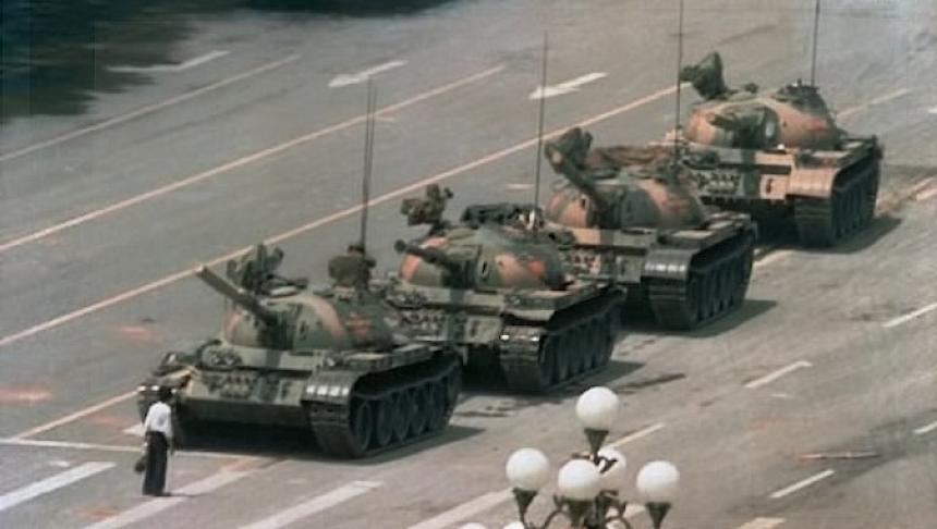 „Omul din Piața Tiananmen” oprește temporar înaintarea unei coloane de tancuri la data de 5 iunie 1989, la Beijing, în ceea ce este considerat una dintre cele mai reprezentative imagini ale secolului XX. Această fotografie (una din cele patru versiuni similare) a fost realizată de Jeff Widener de la Associated Press - foto preluat de pe historia.ro