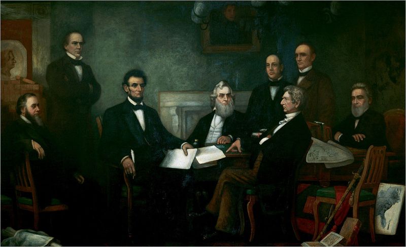 O pictură istorică în ulei înfățișându-l pe președintele Abraham Lincoln așezat la o masă centrală, înconjurat de cei șapte membri ai cabinetului său guvernamental într-un birou de la Casa Albă, analizând un manuscris oficial.