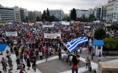 Mii de oameni protestează în faţa clădirii Parlamentului din Atena pentru a cere guvernului ţării să nu cedeze presiunii creditorilor internaţionali, 21 iunie 2015 - foto - epochtimes-romania.com
