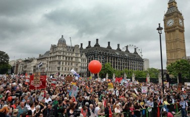 Londonezii protestează împotriva măsurilor de austeritate propuse de guvernul Cameron, 20 iunie 2015 - foto  (Captură Foto) - epochtimes-romania.com
