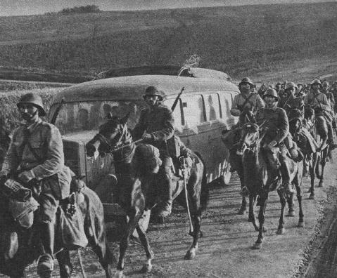 Operaţiunea München (2 - 26 iulie 1941) -Cavalerie marsaluind spre front, in Basarabia. Se observa sabiile, pe care cavaleristii romani le au agatate de sa - foto: victortibrigan.wordpress.com