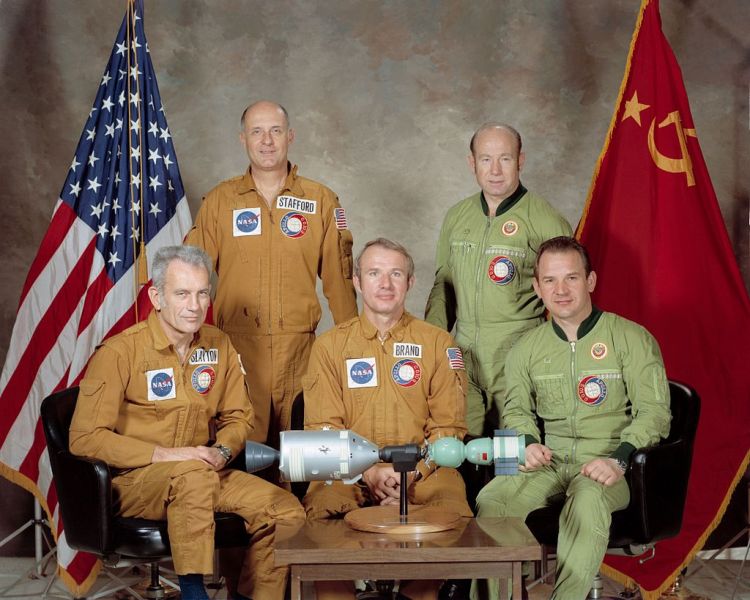 Soyuz crew pictured with the Apollo crew
Left to right: Slayton, Stafford, Brand, Leonov, Kubasov - foto  preluat de pe en.wikipedia.org