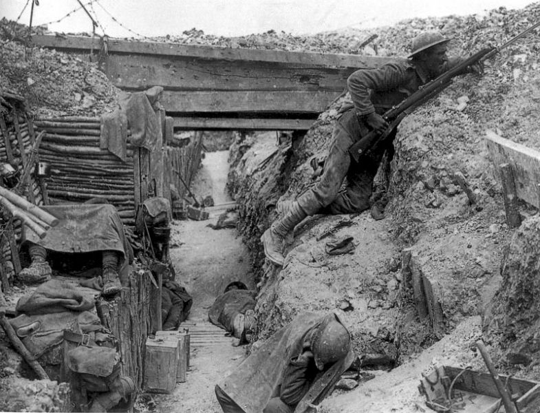 Soldați britanici în tranșee la Ovillers-la-Boisselle, pe drumul Albert–Bapaume în timpul Bătăliei de pe Somme - foto preluat de pe ro.wikipedia.org
