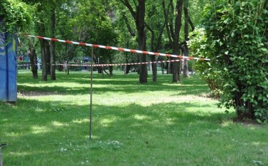 foto - Parcul IOR, "împodobit" cu o bandă delimitatoare. (Cetăţean Sector 3)