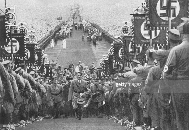 Adolf Hitler arrives at rally in Buckeberg - September 1934 - foto: gettyimages.com