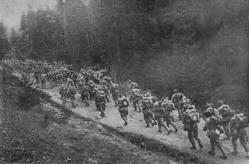 Trupe române trecând Carpații (august 1916) - foto preluat de pe ro.wikipedia.org
