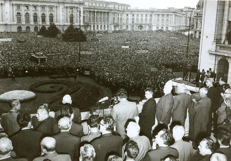 21 august 1968:  La Bucureşti s-a desfăşurat un urias miting de protest împotriva ocupării Cehoslovaciei - foto preluat de pe en.wikipedia.org