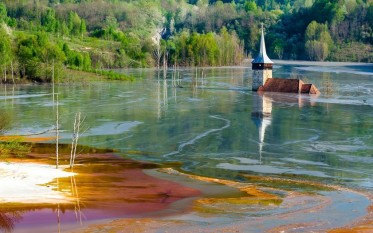 Valea Șesii (Geamăna), iazul de decantare al exploatării de la Roșia Poieni - foto - Mihai Roman - romaniacurata.ro
