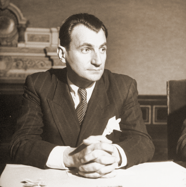Lucrețiu Pătrășcanu (n. 4 noiembrie 1900, Bacău - d. 17 aprilie 1954, Închisoarea Jilava, București) a fost un om politic român, membru al conducerii Partidului Comunist Român, ministru, avocat, sociolog și economist. Pentru o perioadă de timp a fost și profesor la Universitatea București. Licențiat în drept și doctor în științe economice al Universității din Leipzig, Pătrășcanu era o figură rară printre puținii comuniști din România. A fost reprezentant al ilegaliștilor români la Comintern și în alianța politică ce a declarat scoaterea țării din alianța hitleristă în august 1944. Primul comunist devenit ministru a deținut portofoliul Justiției - foto preluat de pe historia.ro