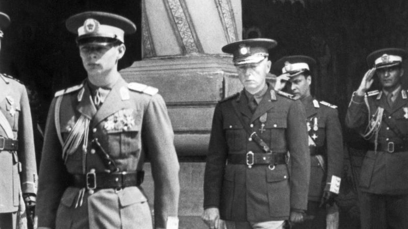 Regele Mihai I al României si Generalul Ion Antonescu - foto preluat de pe www.historia.ro