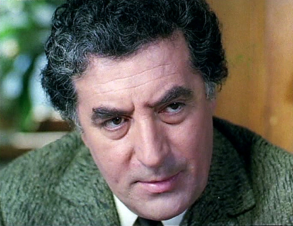 Toma Caragiu (n. 21 august 1925, Argos Orestiko, Grecia - d. 4 martie 1977, București) a fost un actor român cu activitate bogată în teatru, TV și film. A interpretat cu precădere roluri de comedie, dar a jucat și în drame, unul dintre filmele sale de referință fiind Actorul și sălbaticii (1975) - foto: cinemagia.ro