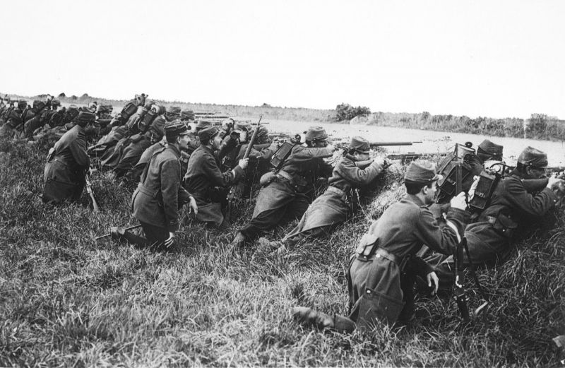Soldati francezi in transee, in Prima bătălie de pe Marna (5 septembrie - 14 septembrie 1914) - foto preluat de pe en.wikipedia.org