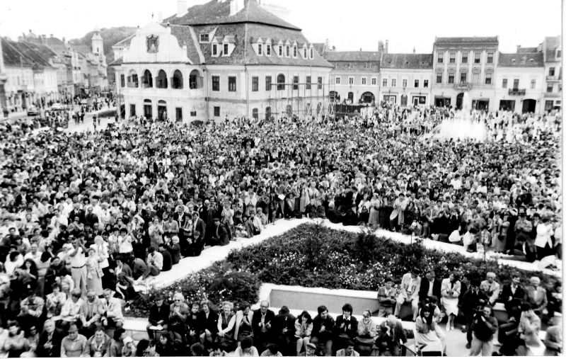 Brasov 8 septembrie 1990, prima întrunire a Rezistenţei Române, Zeci de mii de braşoveni aşteaptă un mesaj de reconstrucţie a speranţei - foto: vasilegogea.wordpress.com