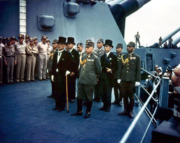 Capitularea Japoniei (2 septembrie 1945) - Reprezentanții japonezi aflați la bordul vasului USS Missouri în timpul ceremoniei de pe 2 septembrie 1945 - foto preluat de pe ro.wikipedia.org